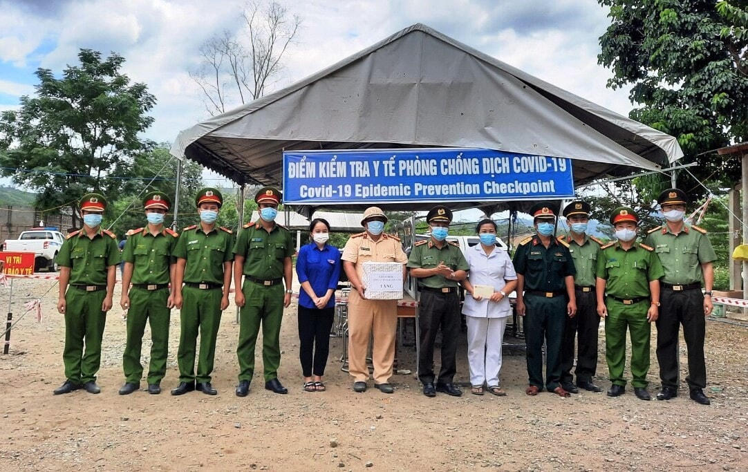 Lãnh đạo Công an tỉnh Quảng Nam tặng quà lực lượng làm nhiệm vụ ở đèo Lò Xo.