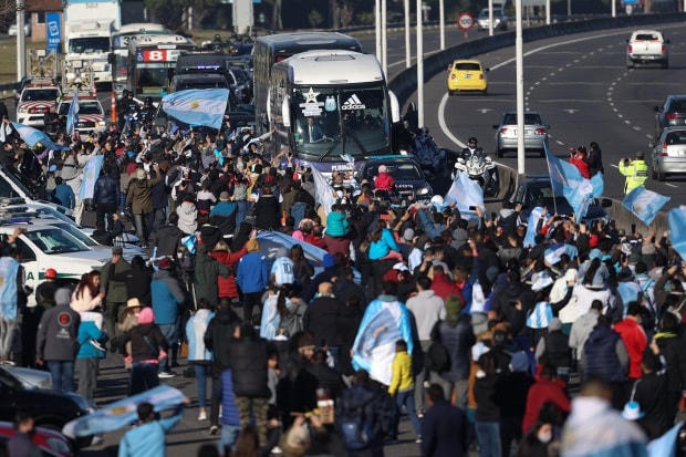 Hàng dài người hâm mộ đứng bên đường để chào đón đội tuyển Argentina.