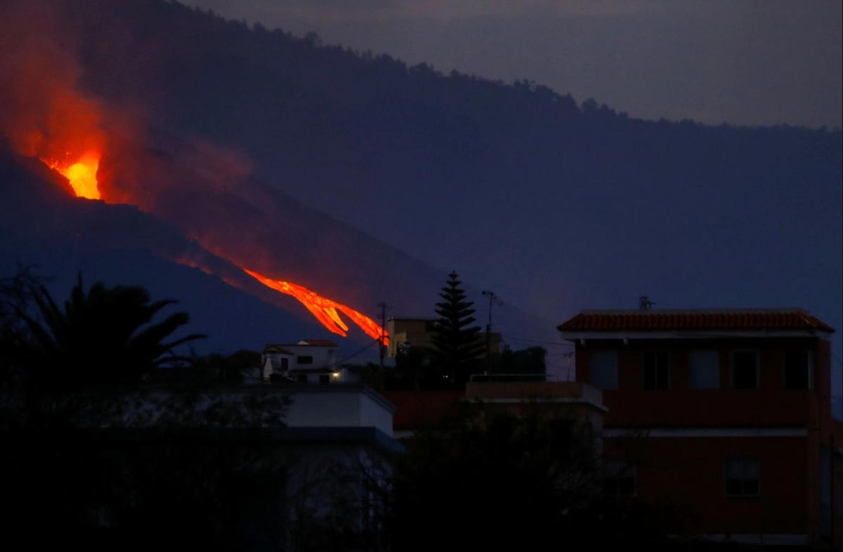Núi lửa Cumbre Vieja ở đảo La Palma được chụp vào lúc bình minh từ thị trấn El Paso, Tây Ban Nha ngày 1/10/2021. Ảnh: Reuters.  