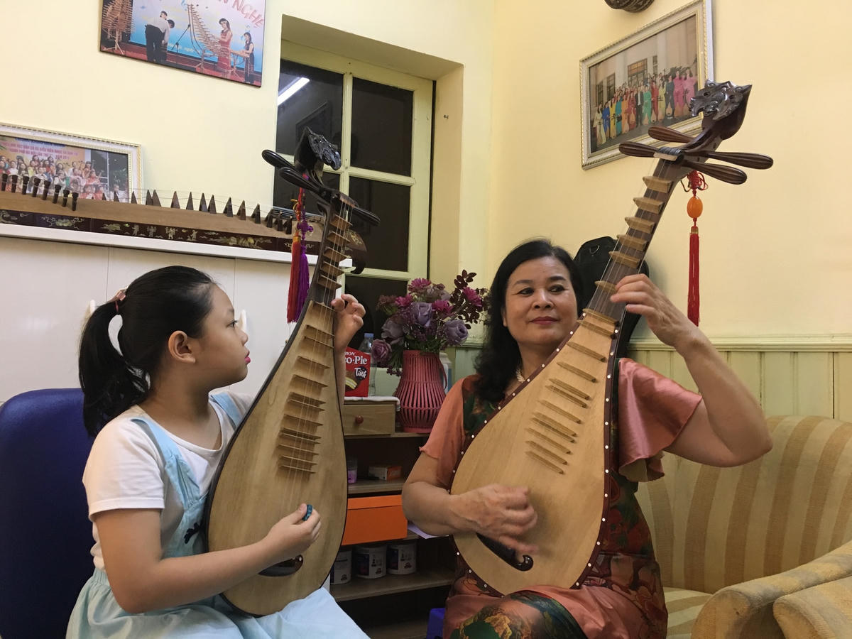Nghệ sĩ Thanh Thư dạy đàn tỳ bà tại nhà.