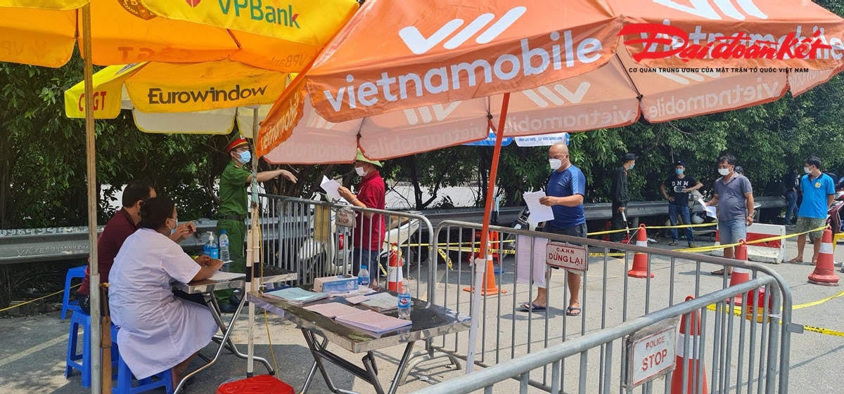 Lực lượng y tế, CSGT, CSCĐ,..phối hợp hướng dẫn người dân thực hiện các thủ tục khai báo, kiểm tra.