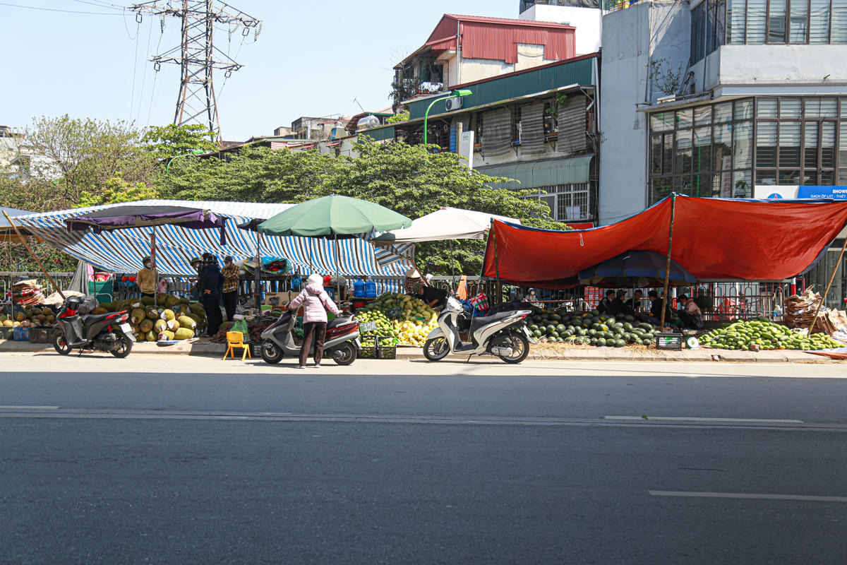 Vì vậy, nếu thực sự đây là những điểm “giải cứu” nông sản thì đó những hành động nhân văn, hỗ trợ tương ái đồng bào khi các mặt hàng nông sản không xuất khẩu được. Còn nếu những điểm bán hàng "ăn theo" thì cơ quan chức năng cần vào cuộc xử lý triệt để đảm bảo an toàn giao thông, mỹ quan đô thị.