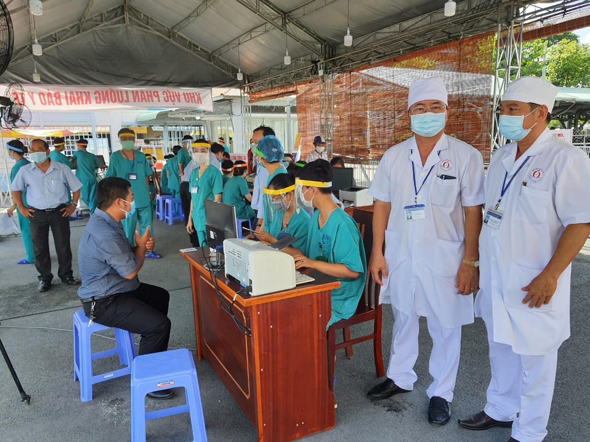 Đội ngũ Y, bác sĩ trực kiểm tra tại các chốt kiểm soát của bệnh viện.