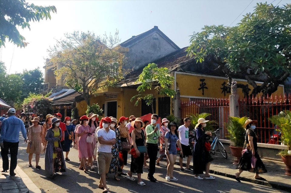 Hơn 10.000 du khách đến Hội An (Quảng Nam) trong ngày Giỗ Tổ. Ảnh: Thanh Chung