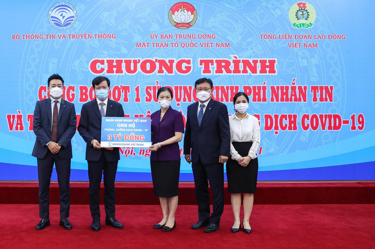 Phó Chủ tịch Trương Thị Ngọc Ánh tiếp nhận ủng hộ từ Ngân hàng Woori Việt Nam.
