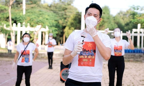 Ca sĩ Nguyễn Phi Hùng hát tặng các bệnh nhân tại khu cách ly.