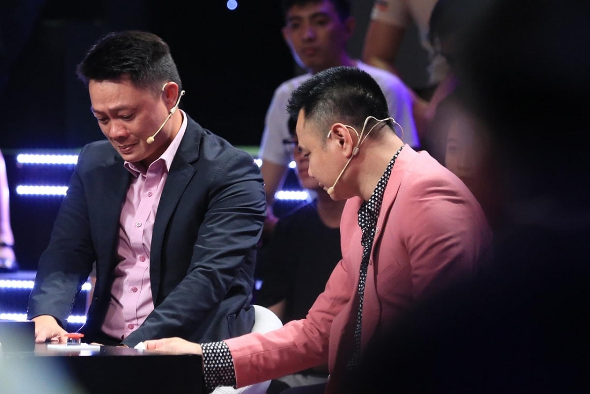 BTV Quang Minh bật khóc vì nhớ bố.