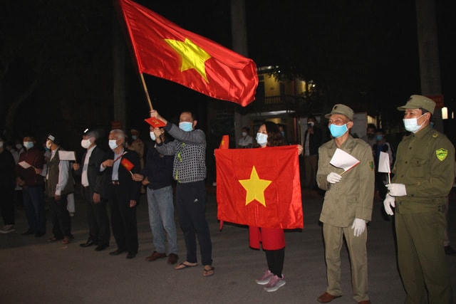 Người dân thành phố Chí Linh (tỉnh Hải Dương) trước thời khắc công bố dỡ phong tỏa lúc 0h ngày 3/3/2021. Ảnh: Đ.Tùy. 