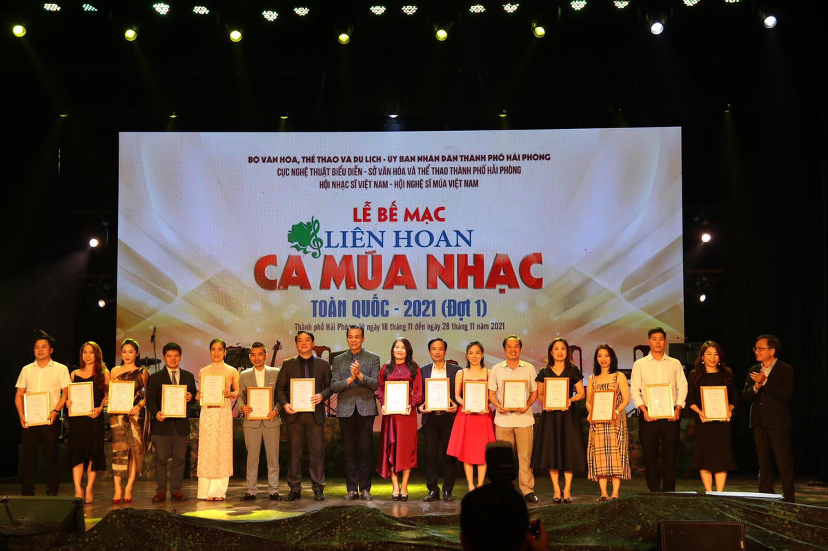 Trao Huy chương Vàng ở giải Tiết mục.