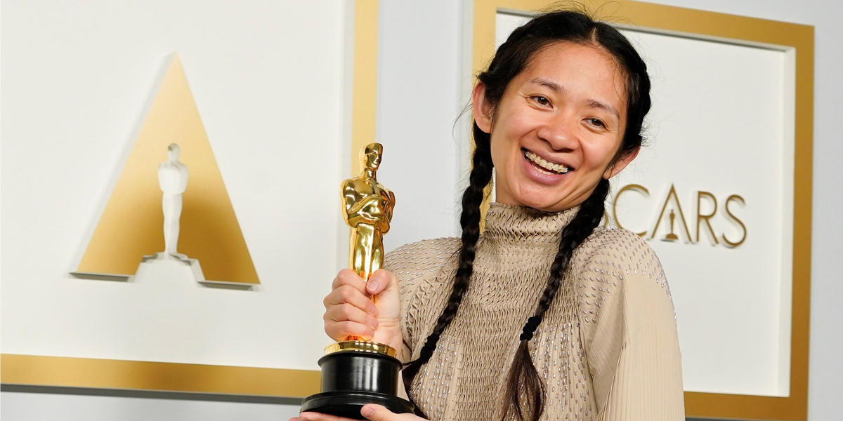 Đạo diễn Chloé Zhao với giải thưởng Oscar danh giá. Ảnh: NBC News.
