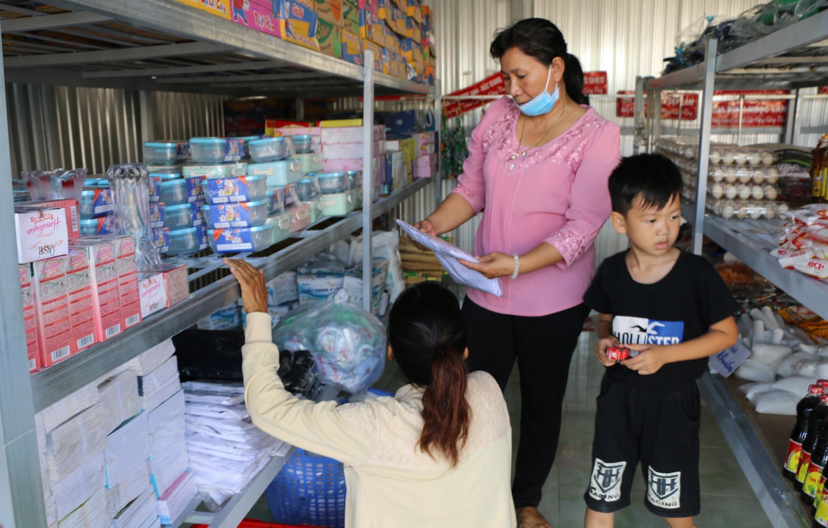 Với phiếu mua hàng trị giá 200 nghìn đồng, người dân khó khăn ở Tân Hộ Cơ có thể “mua” các mặt hàng cần thiết cho gia đình tại “Cửa hàng 0 đồng”.