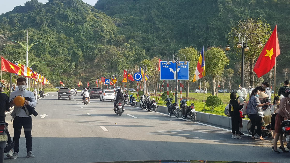 Ngay lối dẫn vào cổng chùa.