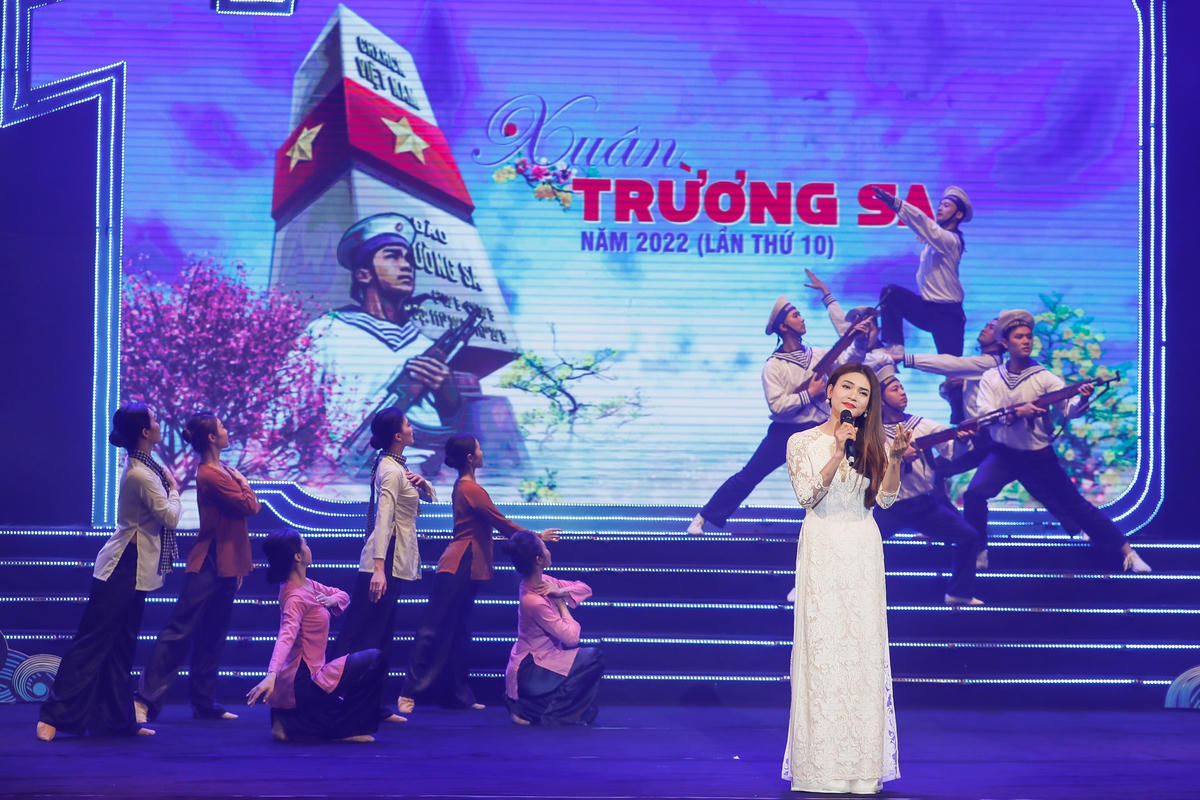 Điểm nhấn trong Chương trình là nhìn lại "10 năm - hành trình chạm đến trái tim người chiến sĩ".