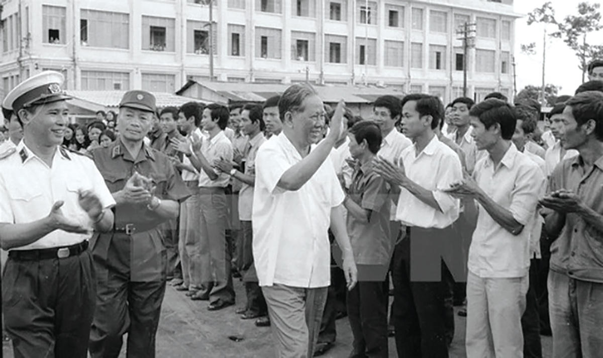 Tổng Bí thư Lê Duẩn thăm nhà máy đóng tàu Ba Son, Thành phố Hồ Chí Minh, ngày 19/3/1980 Ảnh tư liệu TTXVN.
