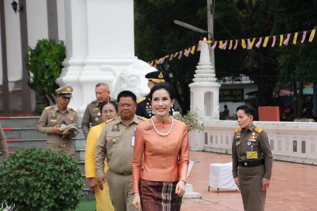 Hoàng quý phi Sineenat Wongvajirapakdi. Ảnh: Dokkaew.  