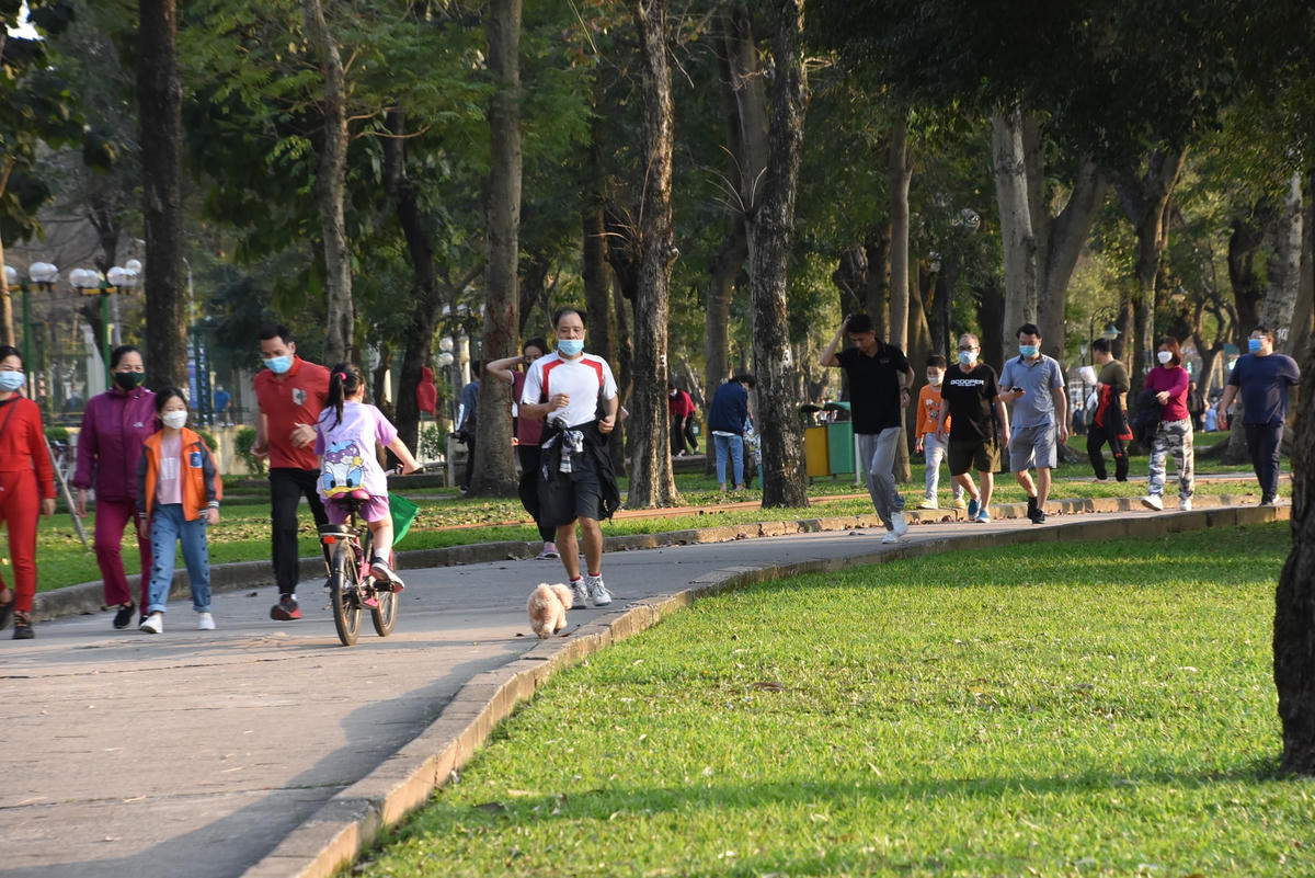 Công viên Thống Nhất là một trong những công viên lớn nhất tại Hà Nội, nằm trên 4 phố Trần Nhân Tông, Lê Duẩn, Đại Cồ Việt và Nguyễn Đình Chiểu.