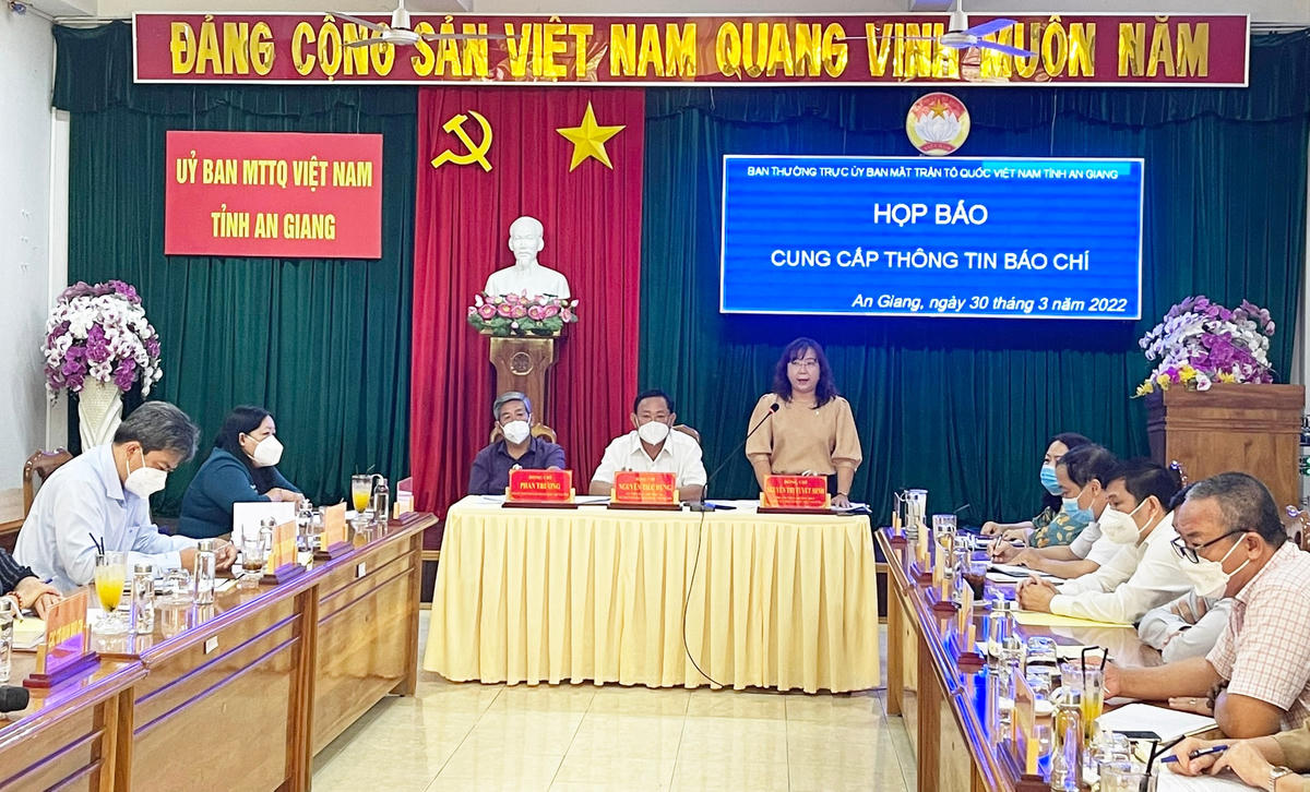 Bà Nguyễn Thị Tuyết Minh, Phó Chủ tịch Thường trực Ủy ban MTTQ Việt Nam tỉnh An Giang thông tin rõ tại buổi họp báo. 