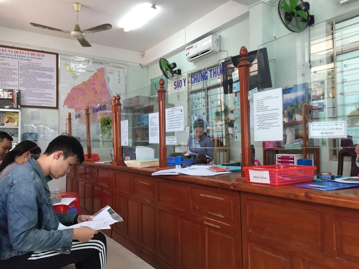 Cán bộ phường, xã tại TP Hồ Chí Minh tăng cường làm thêm giờ để giải quyết hết việc cho người dân trong ngày. Ảnh: Hoàng Tuyết.