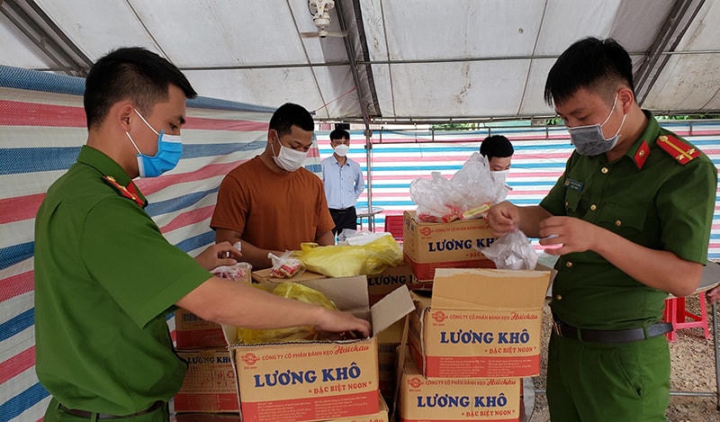 Chuẩn bị lương thực, thực phẩm hỗ trợ người dân.