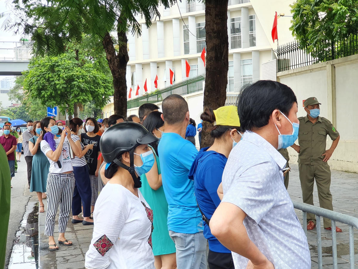 Kết thúc giờ thi, lượng phụ huynh tập trung đông hơn tại cổng trường,