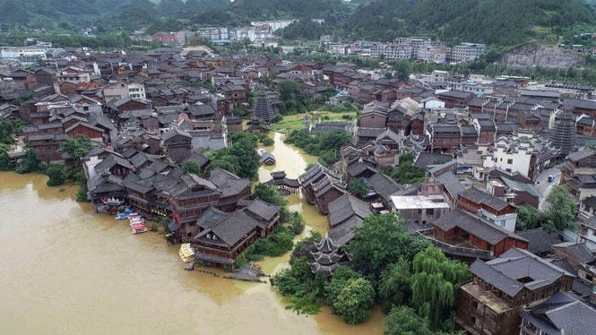 Mưa lũ đang hoành hành ở vùng phía đông và đông nam Trung Quốc. Ảnh: AP.