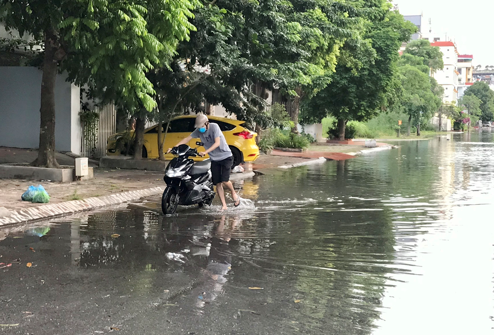 Phương tiện của người dân chết máy khi cố đi qua vùng ngập nước.