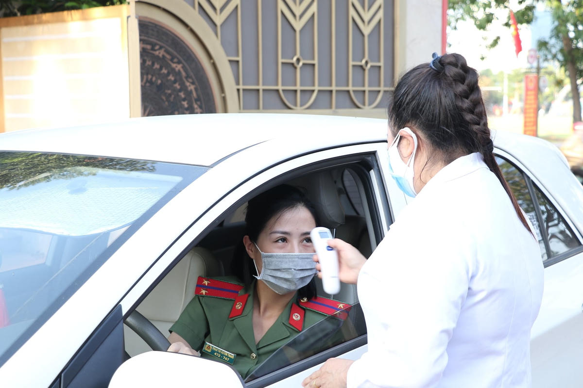 Trước khi vào khu vực bầu cử, tất cả mọi cử tri đều phải đo nhiệt độ, rửa tay sát khuẩn.