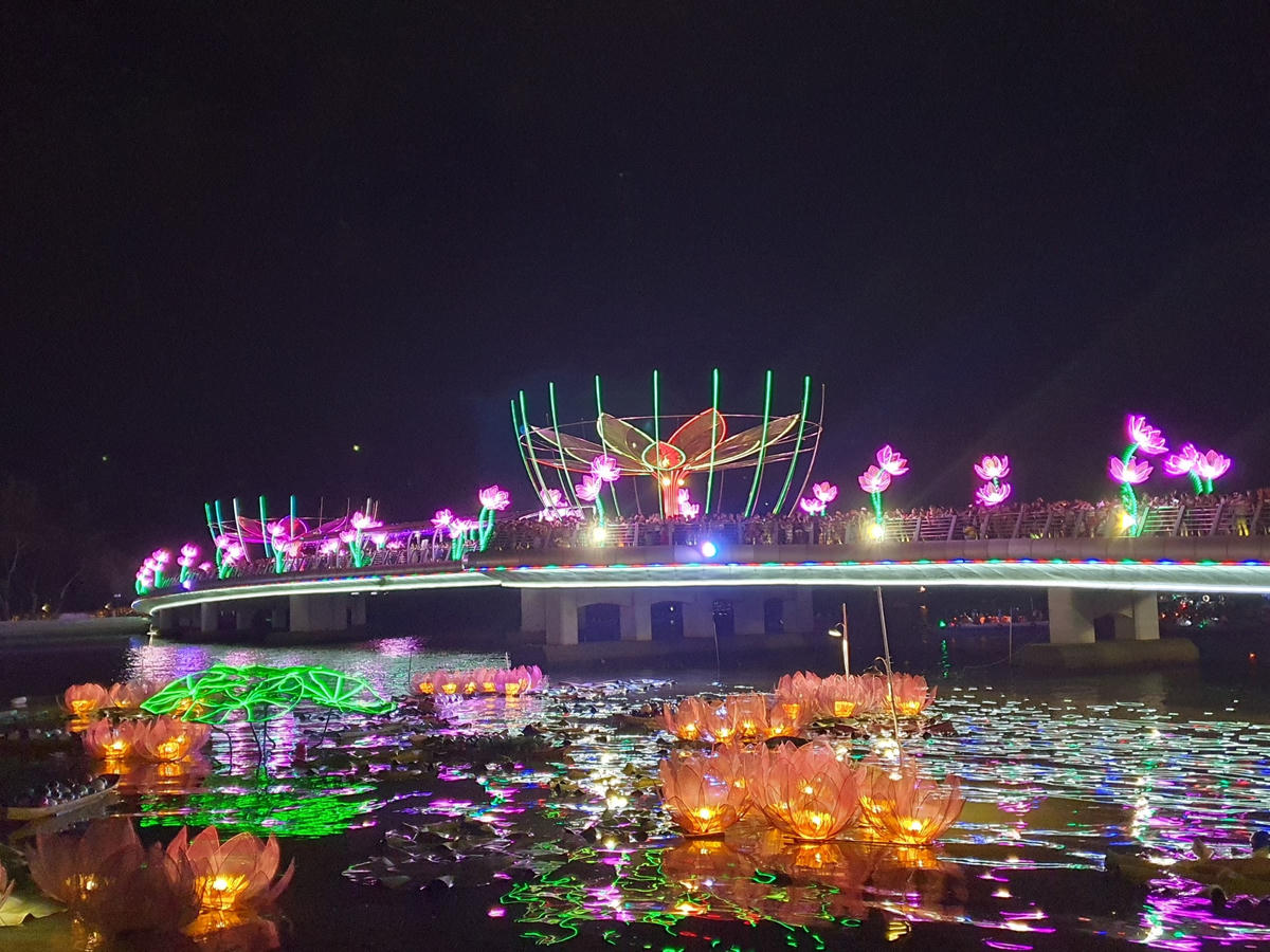 Đêm hoa đăng Ninh Kiều đầy sắc màu