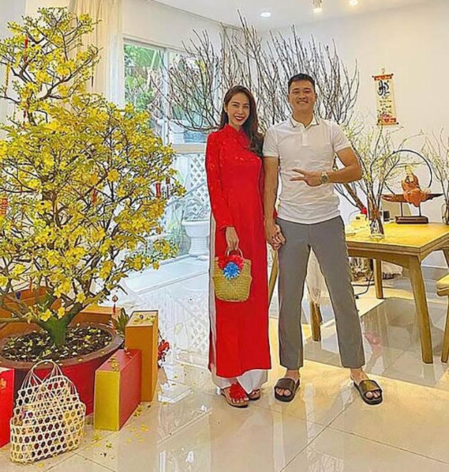 Ca sĩ Thủy Tiên và ông xã Công Vinh nắm tay nhau hạnh phúc, chúc mọi người một năm mới bình an.  