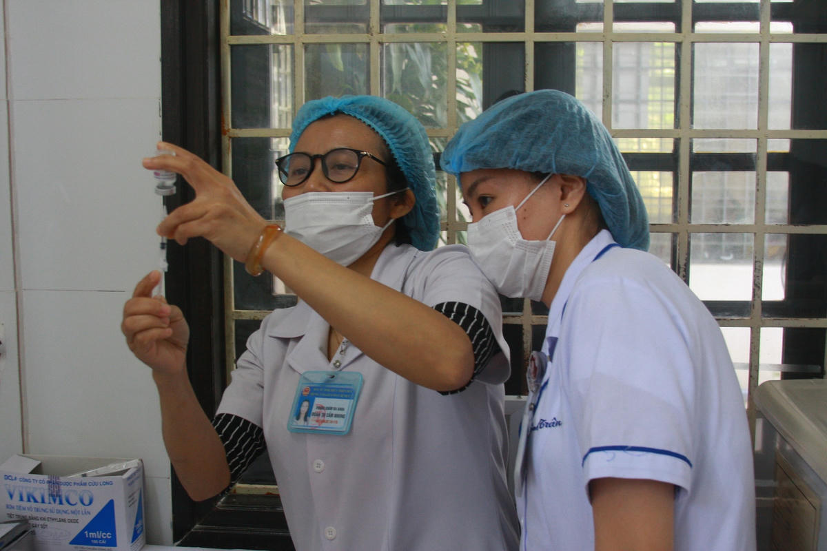 Vào phòng tiêm vaccine.