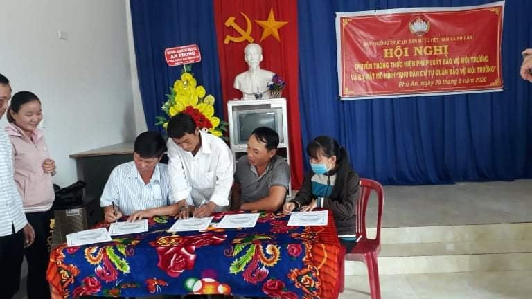 Các hộ gia đình ký cam kết tham gia bảo vệ môi trường, tại lễ ra mắt mô hình “Khu dân cư tự quản bảo vệ môi trường”, của xã Phú An, huyện Đak Pơ.