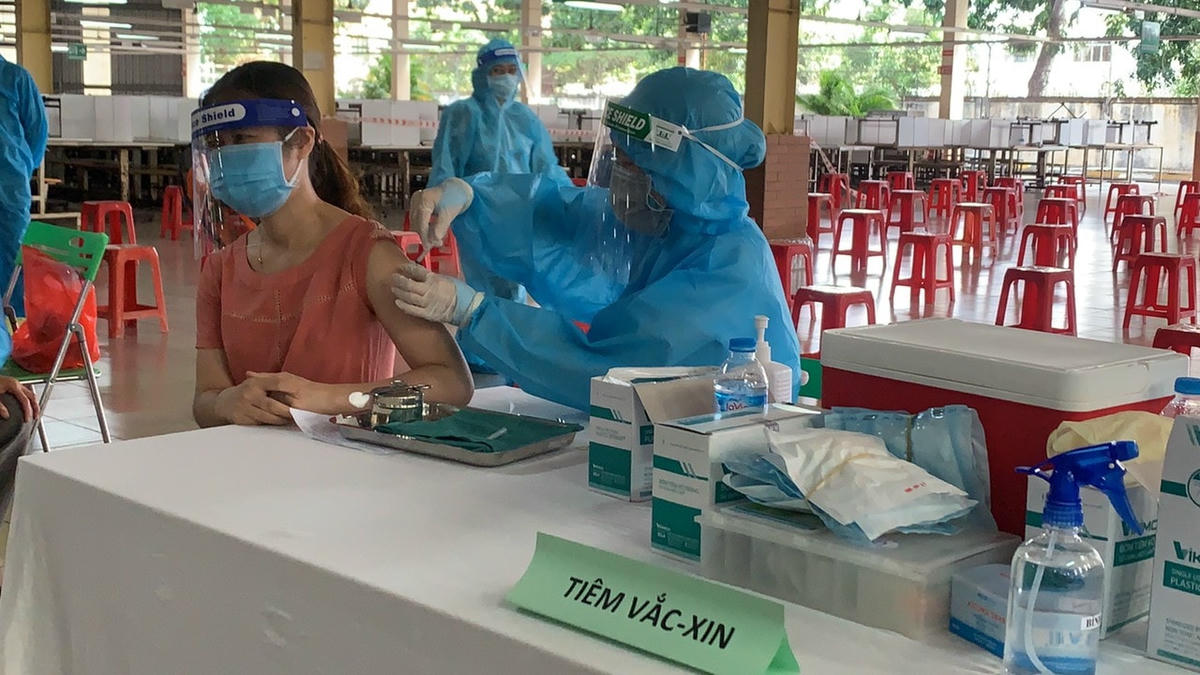 Tiêm vaccine cho người dân. Ảnh: CTV