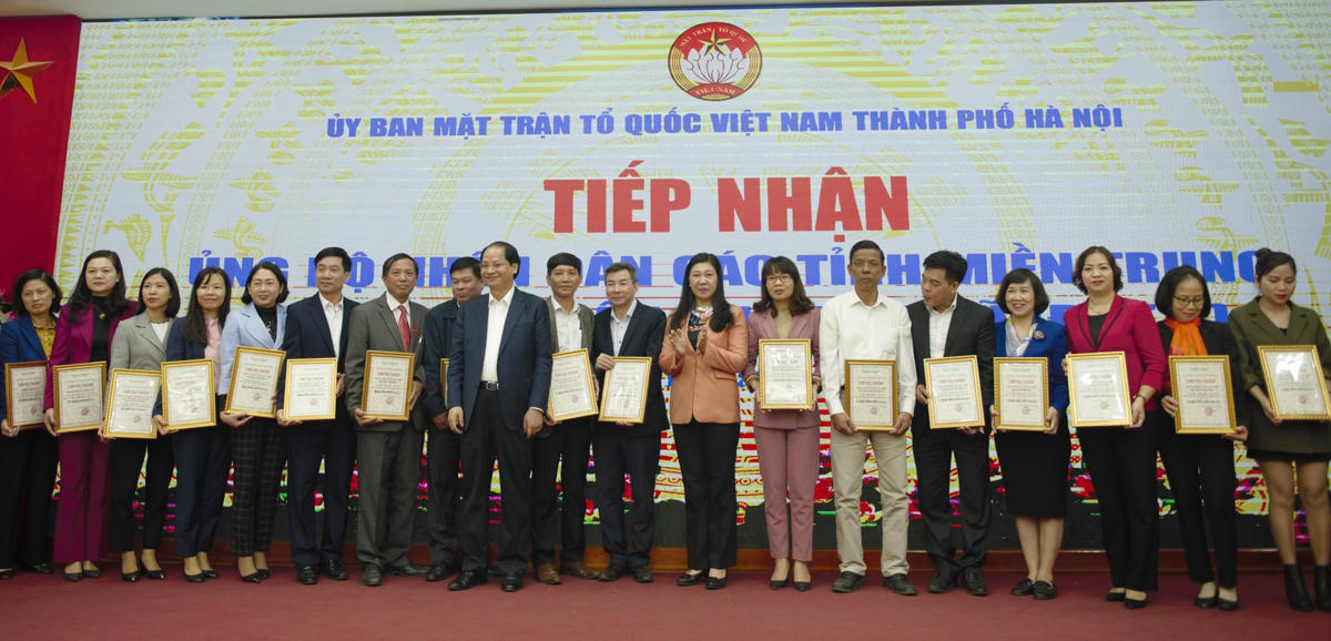 Bà Nguyễn Lan Hương tiếp nhận ủng hộ đồng bào miền Trung từ các đơn vị
