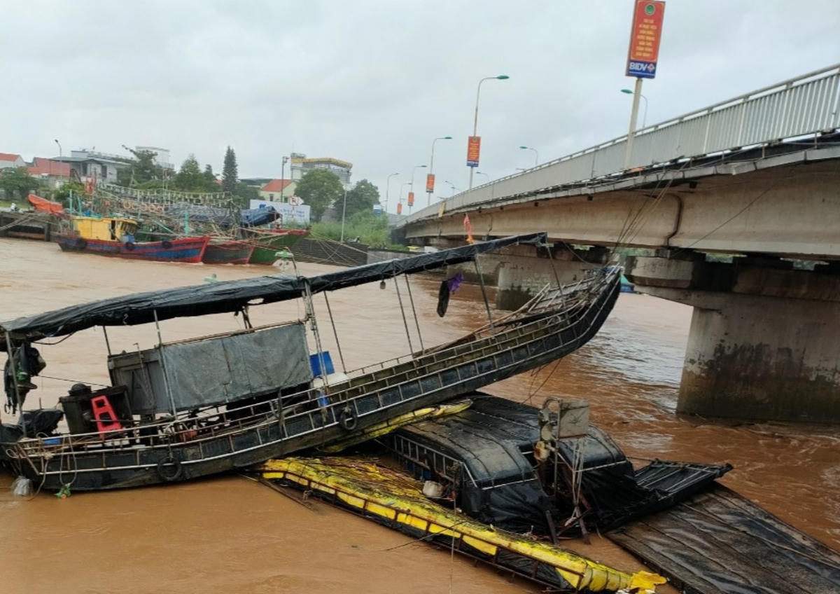 Quảng Ninh: Lũ lớn làm đắm và cuốn trôi nhiều tàu, bè 
