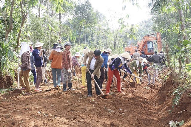 Người dân tham gia xây dựng đường giao thông nông thôn mới. Ảnh: N.Quốc.