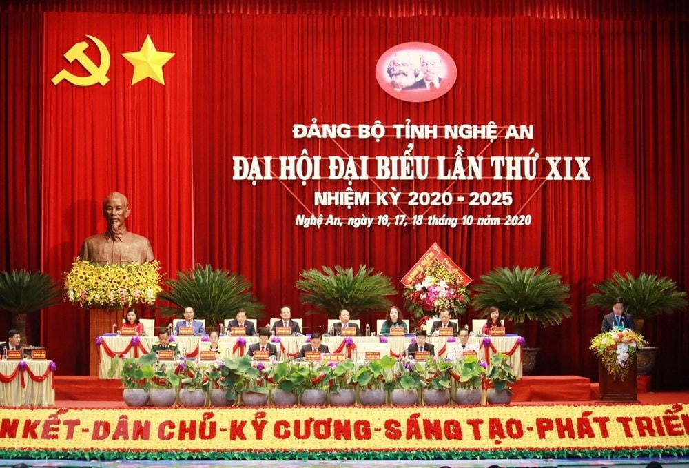 Đoàn Chủ tịch Đại hội Đảng bộ tỉnh Nghệ An lần thứ XIX, nhiệm kỳ 2020-2025. (Ảnh: Nguyễn Oanh/TTXVN).