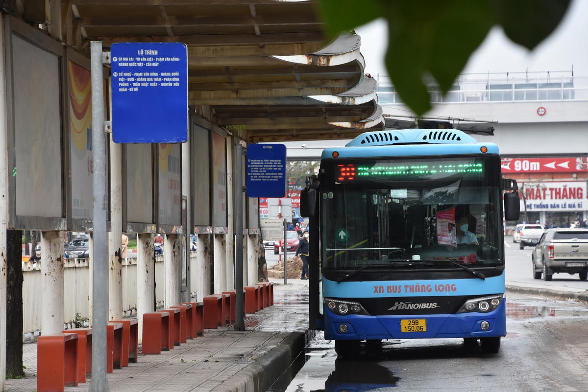 [ẢNH] F0 Hà Nội tăng kỉ lục, xe buýt vắng tanh ngày đầu tuần