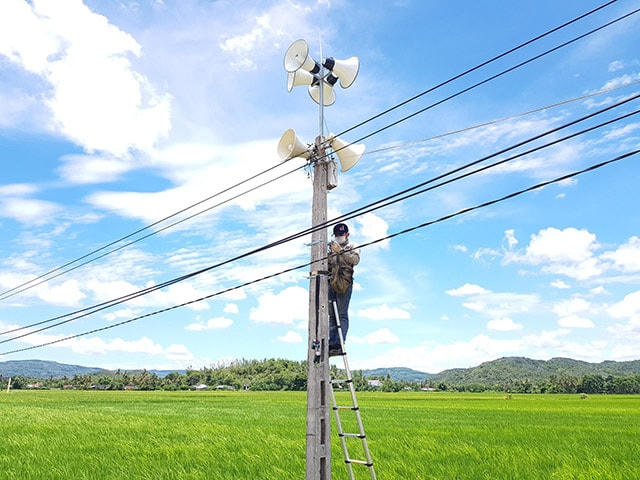 'Cõng'... loa lên núi cùng người dân phòng, chống dịch Covid-19