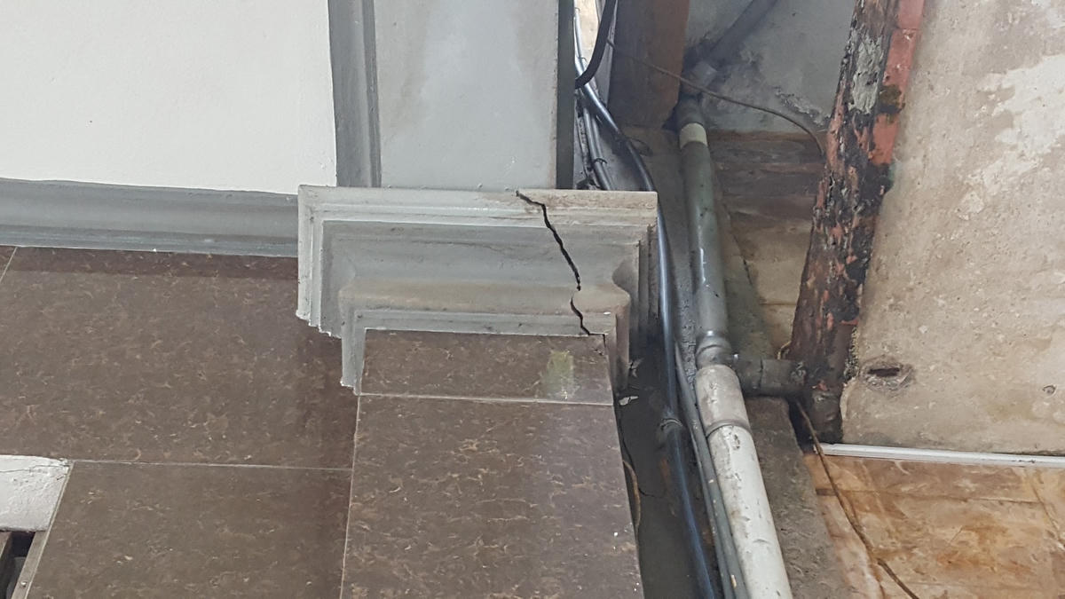 Làm nghiêng, nứt nhà dân nhưng đền bù còn chờ 'trên duyệt'