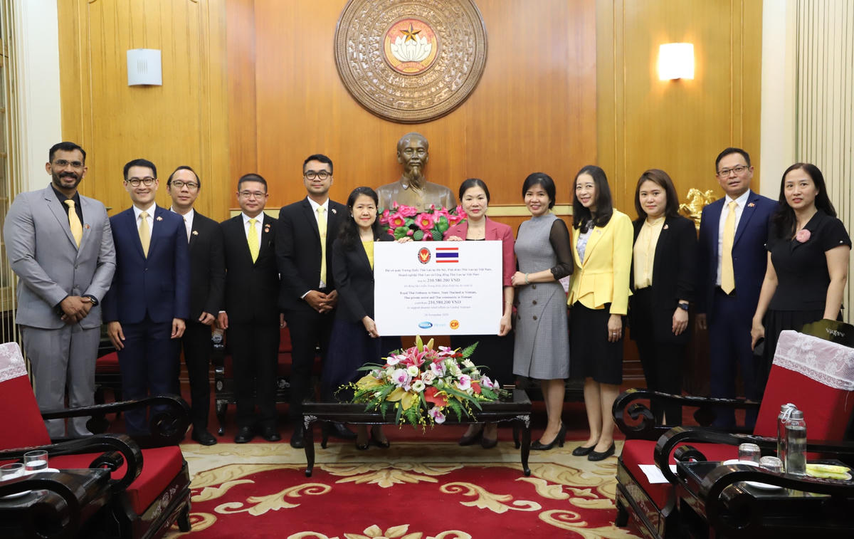 Phó Chủ tịch Trương Thị Ngọc Ánh tiếp nhận ủng hộ từ đoàn đại biểu Đại sứ quán Thái Lan tại Hà Nội.