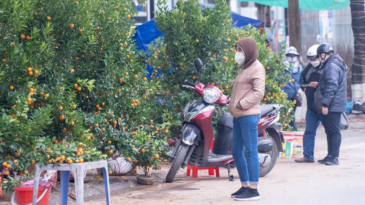 Thi thoảng có một vài khách hàng đến xem, song nếu thuận mua chị Thủy sẽ bán để trở về bên gia đình. 
