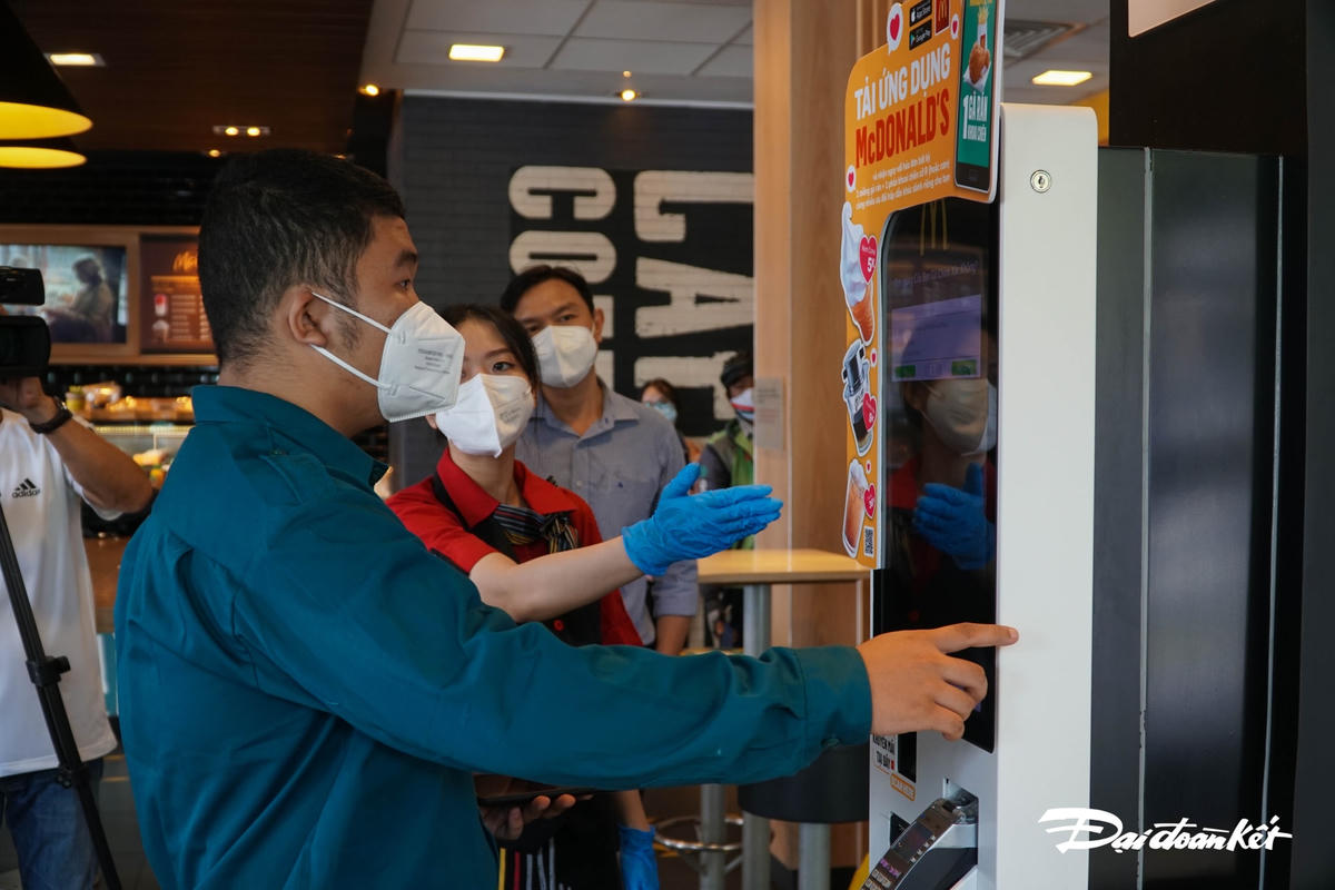 Lực lượng dân quân tự vệ nhận suất ăn tri ân từ McDonald.