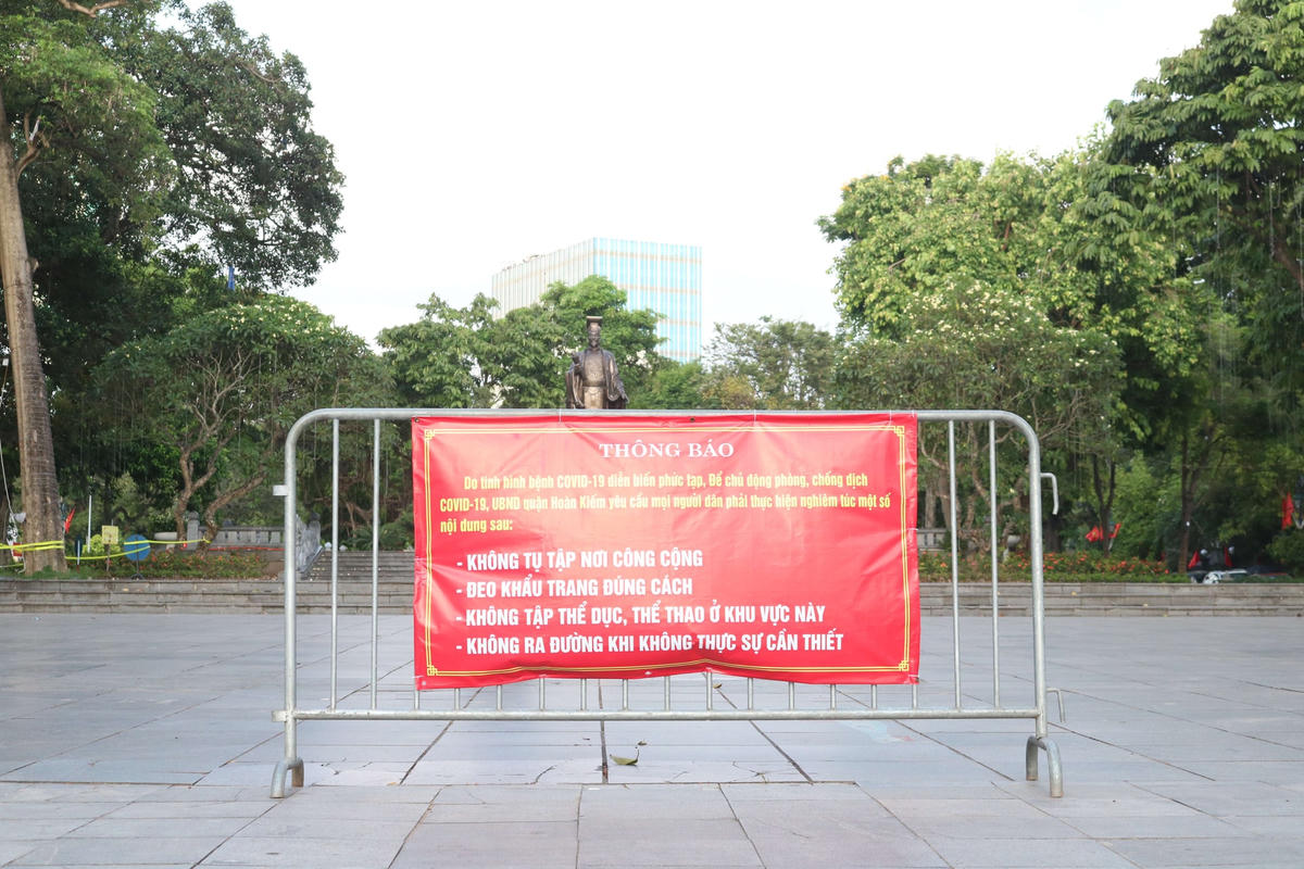 Biển cấm tụ tập nơi đông người ở vườn hoa Lý Thái Tổ.