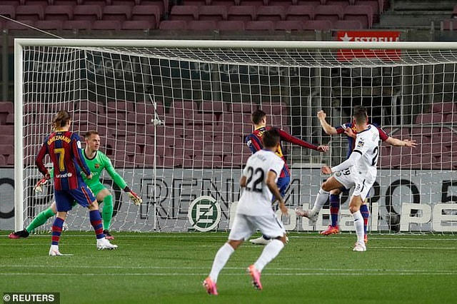 Clement Lenglet và Sofian Chakla thi nhau đá phản lưới nhà ở những phút tiếp theo.