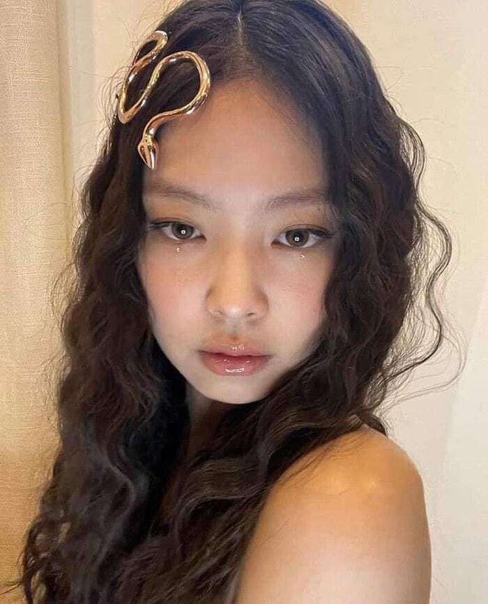 Jennie hóa trang thành Medusa cho Halloween năm nay.