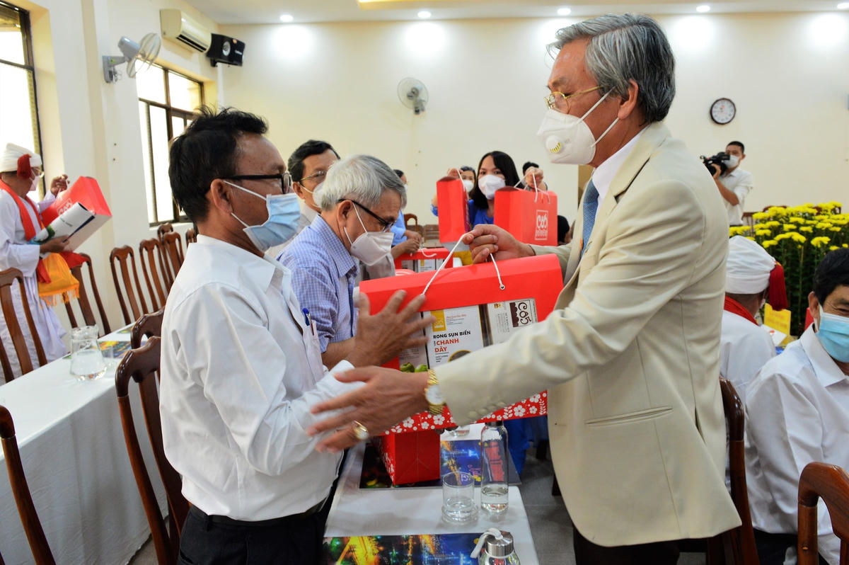 Ông Lê Văn Bình, Chủ tịch Ủy ban MTTQ Việt Nam tỉnh Ninh Thuận tặng quà cho các vị nhân sĩ, trí thức, chức sắc tôn giáo và người có uy tín tiêu biểu trong đồng bào các dân tộc năm 2022.