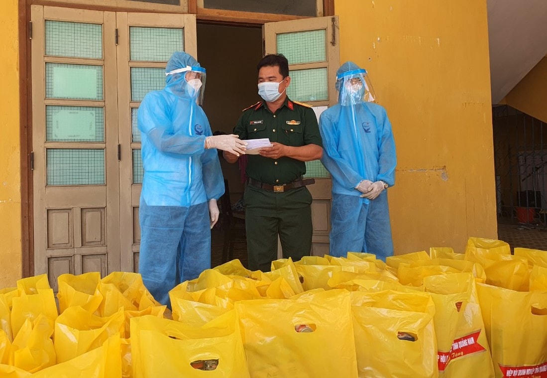 Ông Nguyễn Văn Thân, Phó Chủ tịch HHDN tỉnh Quảng Nam trao quà cho lực lượng tuyến đầu chống dịch ở khu cách ly tập trung.