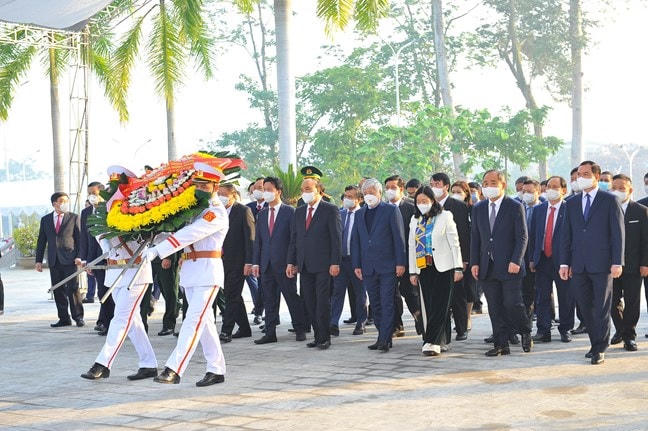 Chủ tịch nước Nguyễn Xuân Phúc cùng đoàn công tác dâng hương tưởng niệm các Anh hùng liệt sĩ tại Nghĩa trang Liệt sĩ Quốc gia Vị Xuyên. Ảnh: Minh Đức/TTXVN.