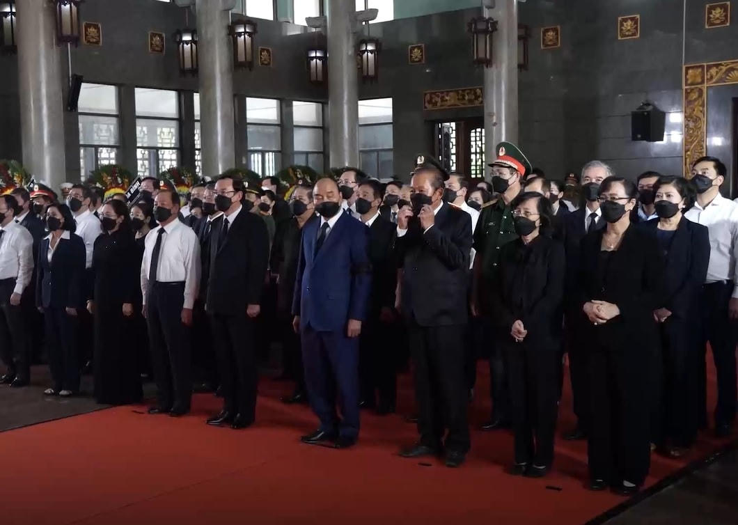 Chủ tịch nước Nguyễn Xuân Phúc cùng đoàn lãnh đạo, nguyên lãnh đạo Đảng, Nhà nước vào viếng ông Lê Hòa Bình (Ảnh: Gia Hiệp).