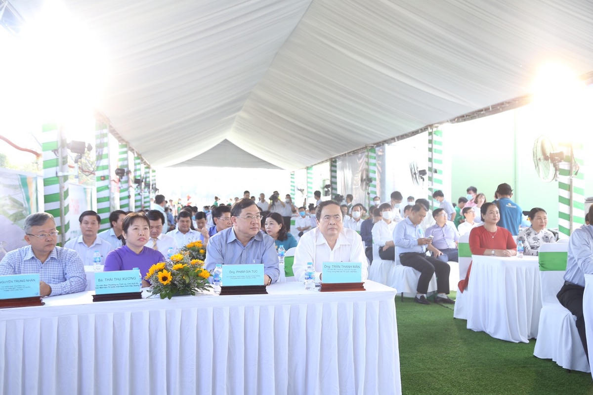 Ủy viên Bộ Chính trị, Chủ tịch UBTƯ MTTQ Việt Nam Trần Thanh Mẫn dự Lễ khánh thành Nhà máy Điện mặt trời Hậu Giang.